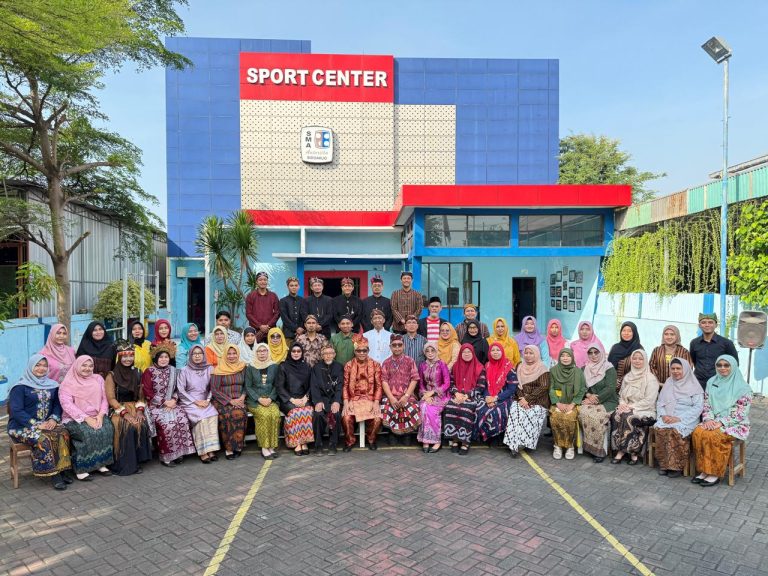 SMA Antartika Sidoarjo kembali menghadirkan suasana penuh semangat dan kebersamaan dalam peringatan Hari Pendidikan Nasional (Hardiknas) 2026