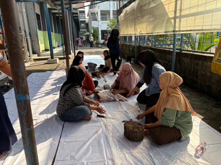 SMA Antartika Sidoarjo Gelar Penyembelihan dan Pembagian Hewan Kurban untuk Warga Sekitar